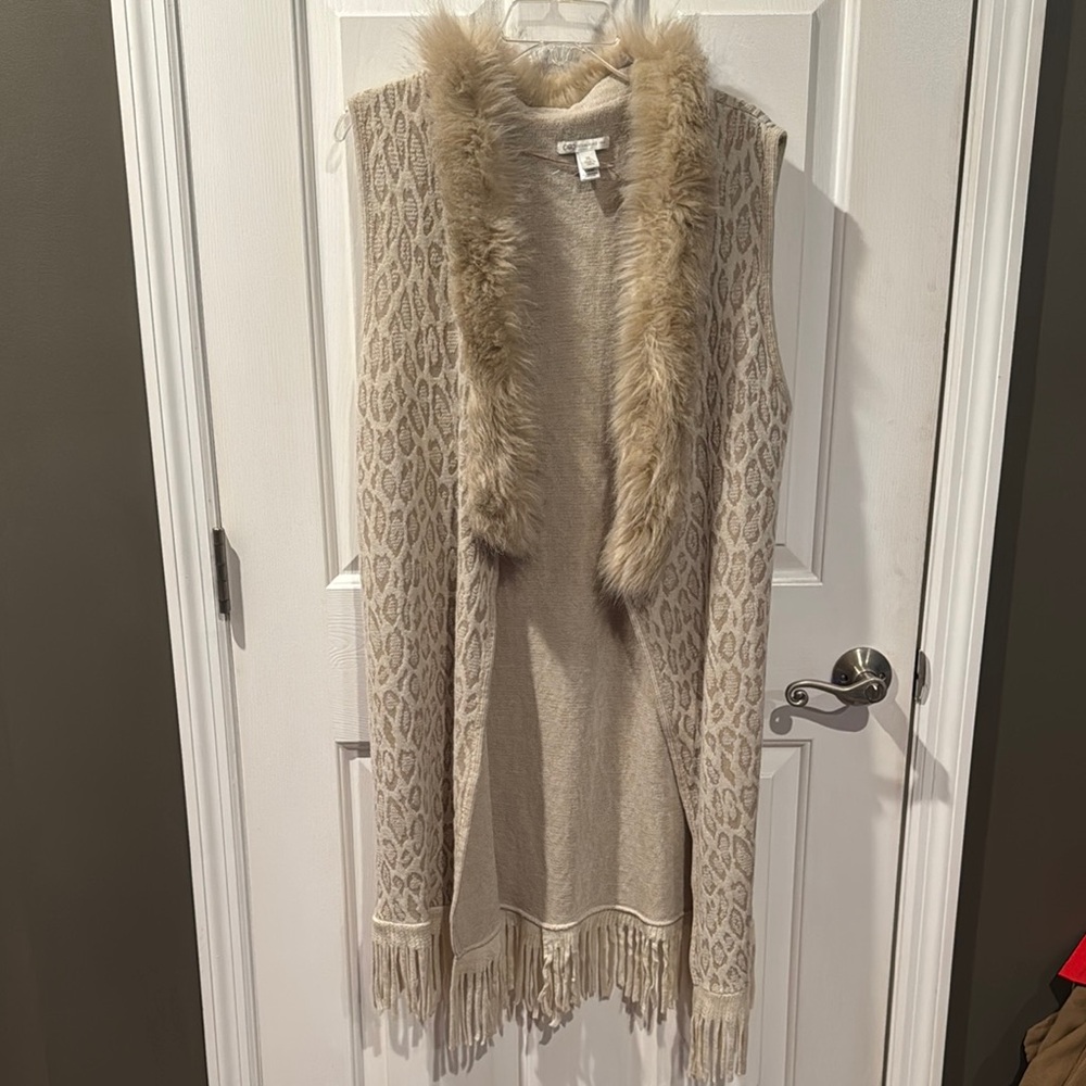 Women's Beige Sleeveless Sweater with Faux Fur Trim